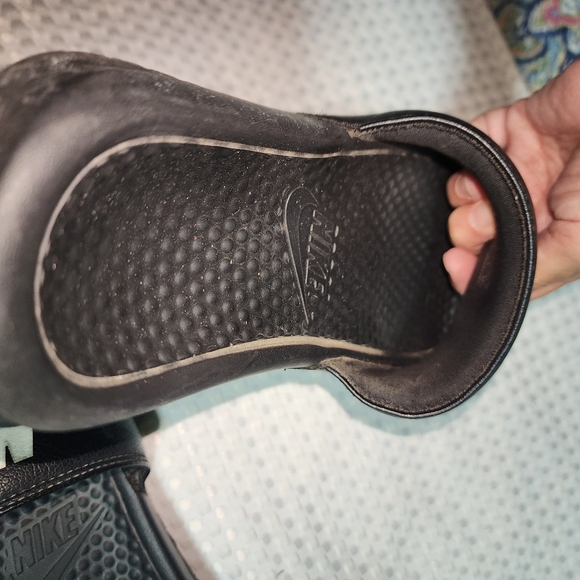 NIKE GUC WOMEN'S SIZE 8 BLACK SIGNATURE SLIDE SANDALS - Picture 3 of 6